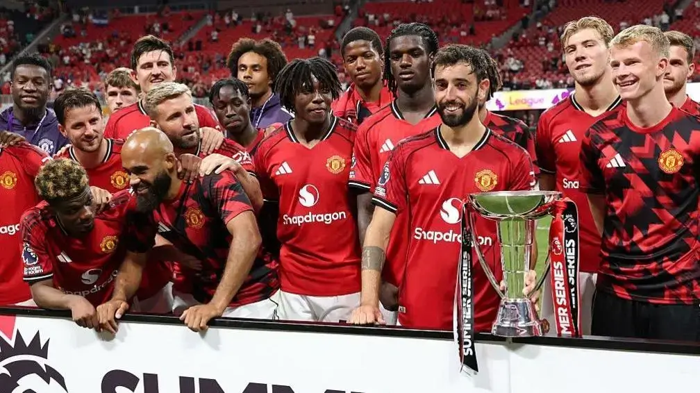 Manchester United squad celebrating a win, reflecting the positive Carrick effect on recruitment.